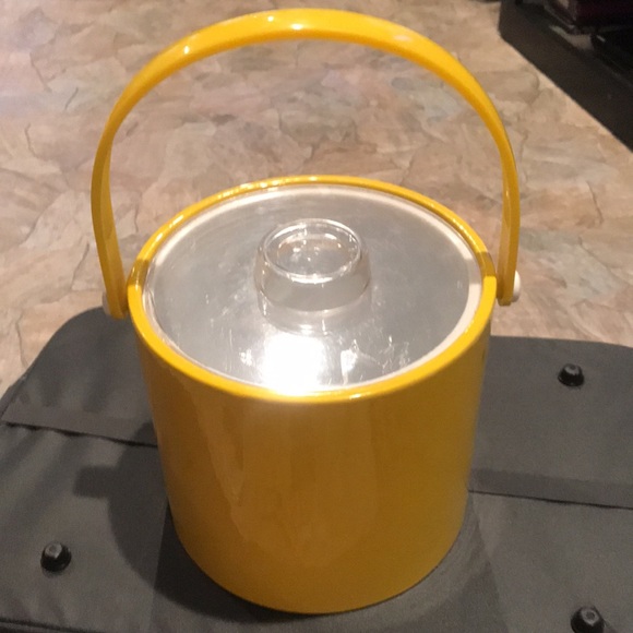1970s Vintage Yellow Ice Bucket by Shelton-Ware Corp - Picture 3 of 12